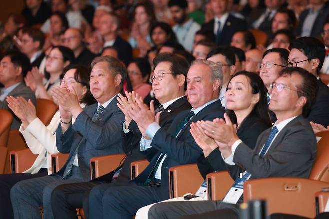 이재명 대통령이 13일 서울 강남구 코엑스에서 열린 2025 세계정치학회(IPSA) 서울총회 개막식에 참석해 박수치고 있다. 연합뉴스