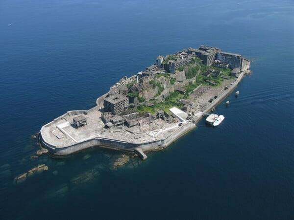 일본 나가사키 인근의 하시마(端島.군함도) 전경. 한국인 징용자들이 이곳에서 강제 노역에 시달리다 100명 이상 사망했다는 기록이 남아 있다. 섬 전체가 멀리서 보면 군함을 닮았다고 해 군함도로 불린다./뉴시스