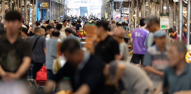 지난 6일 서울시내의 한 전통시장이 북적이고 있다. / 뉴스1