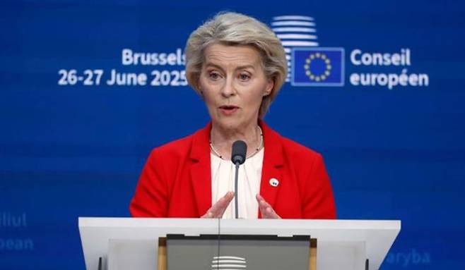 우르줄라 폰데어라이엔 유럽연합(EU) 집행위원장이 지난달 26일 벨기에 브뤼셀에서 열린 유럽연합(EU) 정상회의를 마친 뒤 기자회견을 하고 있다. ⓒ AP/뉴시스