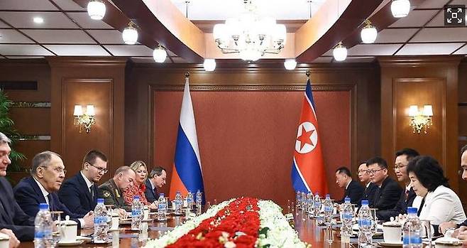 지난 11일 방북한 세르게이 라브로프(왼쪽) 러시아 외무장관이 12일 원산에서 최선희(오른쪽) 북한 외무상과 회담하고 있다. ⓒ러시아 외무부 텔레그램/연합뉴스