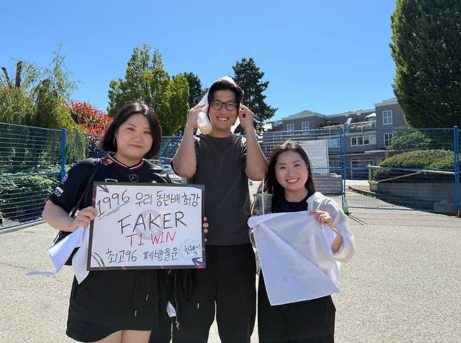 (왼쪽부터) T1 팬인 김 순 씨, 가명준 씨, 윤정혜 씨는 T1의 MSI 우승을 바라며 경기장을 찾았다. ⓒ데일리안 황지현 기자