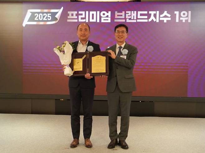 지난 11일 열린 시상식에서 김남용 형지엘리트 엘리트사업본부장(왼쪽)이 문동민 한국표준협회장과 기념촬영을 하고 있다.ⓒ엘리트학생복