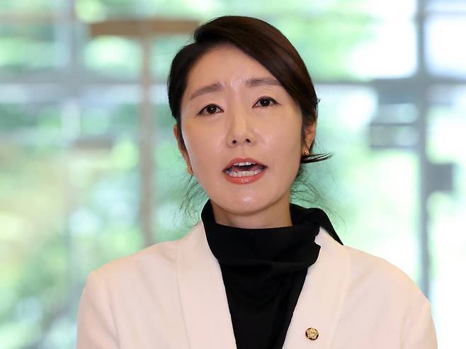 강선우 여성가족부 장관 후보자가 26일 오후 서울 종로구 이마빌딩에 마련된 인사청문회 사무실로 출근하며 소감을 밝히고 있다. 2025.6.26. 뉴스1