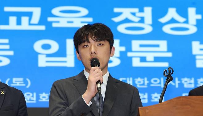 이선우 대한의과대학-의학전문대학원학생회 비상대책위원장이 12일 오후 서울 용산구 대한의사협회에서 의과대학 교육 정상화를 위한 공동 입장 발표를 한 뒤 취재진 질의에 답하고 있다. 2025.07.12. [서울=뉴시스]