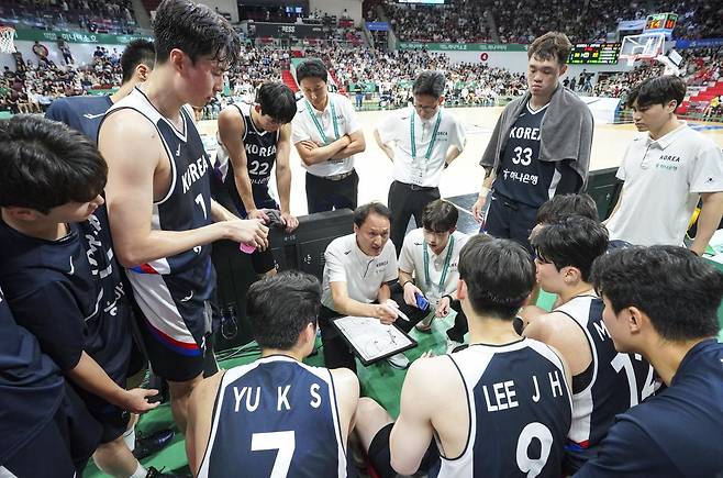 선수들에게 작전을 지시하고 있는 안준호 한국 농구대표팀 감독(가운데). 대한민국농구협회 제공.