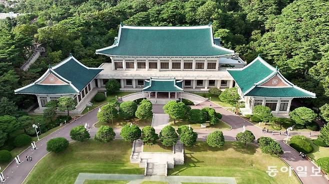 이재명 정부가 청와대로의 복귀를 준비하고 있다. 청와대 본관은 남쪽으로 서울 시내가 널찍하게 펼쳐져 ‘왕의 전망’을 가지고 있다. 사진 출처 동아일보DB