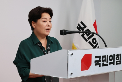 윤희숙 국민의힘 혁신위원장이 10일 서울 여의도 당사에서 제1차 혁신위원회 회의 결과를 브리핑을 하고 있다.   [연합뉴스]