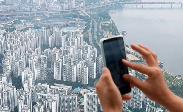 서울 롯데월드타워 전망대 서울스카이에서 바라본 서울 시내 아파트 단지 모습. [연합뉴스 자료사진]