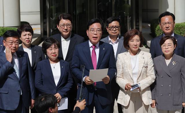 송언석 국민의힘 비상대책위원장 겸 원내대표가 지난 11일 서울 서초구 서울중앙지방법원을 항의 방문해 발언하고 있다. [연합뉴스]