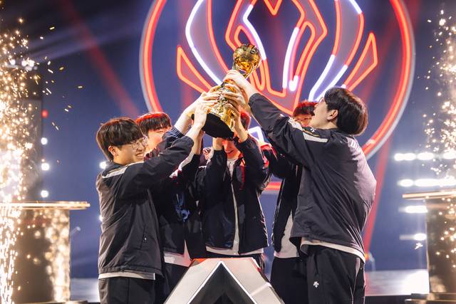 젠지 이스포츠 선수들이 12일(현지시간) 캐나다 밴쿠버의 퍼시픽 콜리시엄에서 MSI 2025 우승컵을 들어올리고 있다. 라이엇게임즈 제공