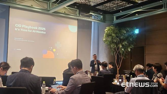 조병필 한국레노버 전무가 HIMSS CXO 서밋에서 글로벌 CIO 대상 설문조사 결과와 자사 주요 솔루션을 소개하고 있다.