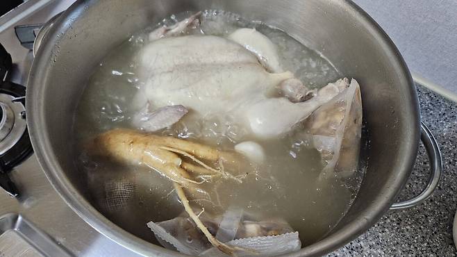 20250712_193705.jpg 저녁 야구하는 아들 몸보신 홈메이드 들깨 삼계탕