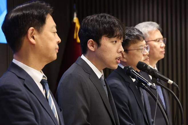 이선우 대한의과대학-의학전문대학원학생회 비상대책위원장(왼쪽 두번째)이 지난 12일 오후 서울 용산구 대한의사협회에서 의과대학 교육 정상화를 위한 공동 입장 발표를 하고 있다. 사진=뉴시스