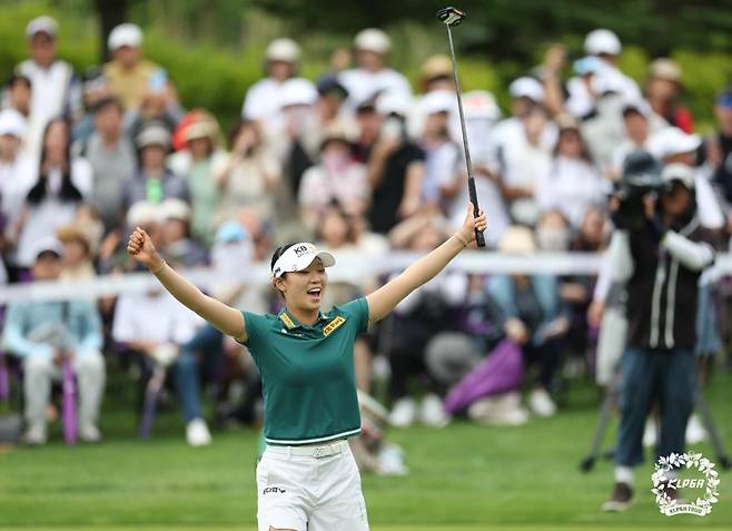 13일 강원도 정선에서 열린 2025 하이원리조트 오픈에서 우승자 방신실이 18번홀 직후 우승이 확정되자 환호하고 있다. KLPGA 제공