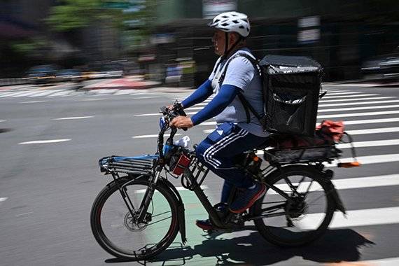 지난달 24일(현지시간) 미국 뉴욕 맨해튼에서 음식 배달을 하고 있는 라이더. AP뉴시스