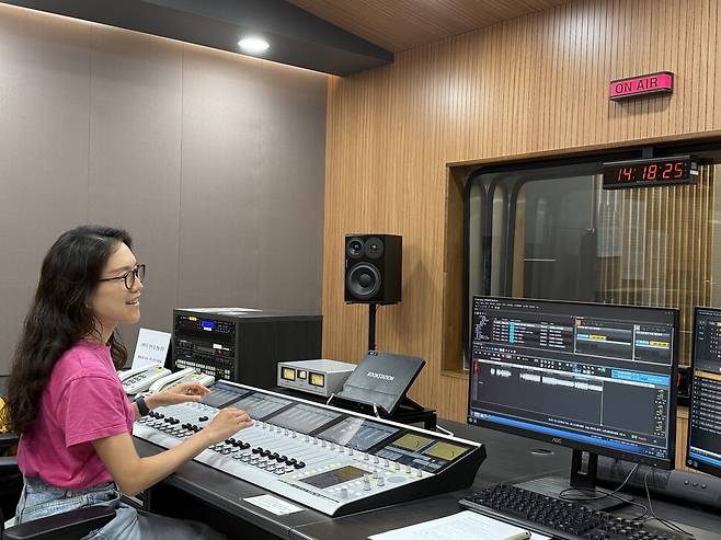 박수정 한국방송(KBS) 라디오 피디가 그의 작업 공간인 서울 영등포구 여의도동 한국방송 본관 5층의 라디오 스튜디오에서 작업을 하고 있다. 본인 제공