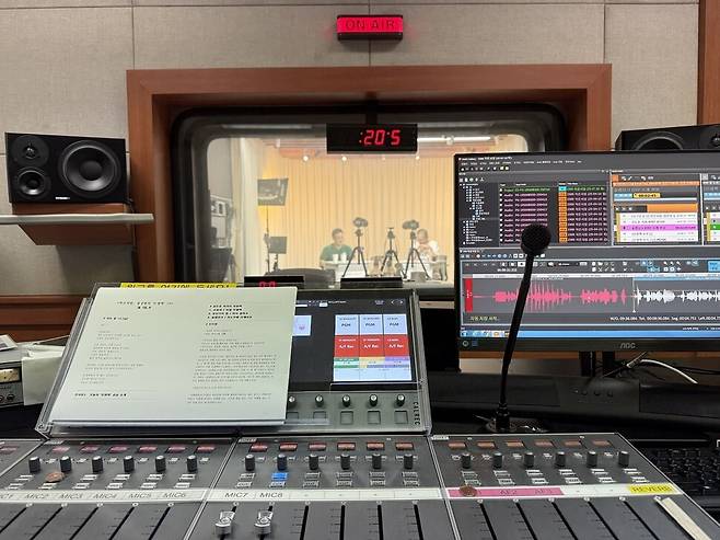 박수정 피디가 다루는 편집 장비. 정식 명칭은 오디오 믹서와 편집기다. 박수정 제공