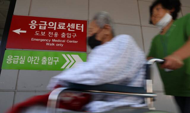 한 대형병원에 입원한 환자와 보호자. 한겨레 자료 사진