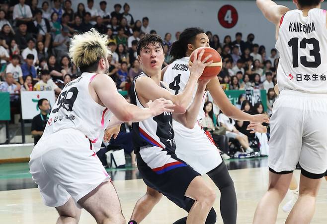 남자 농구대표팀의 이현중이 13일 경기도 안양 정관장아레나에서 열린 일본과의 평가전에서 패스할 곳을 찾고 있다. 연합뉴스