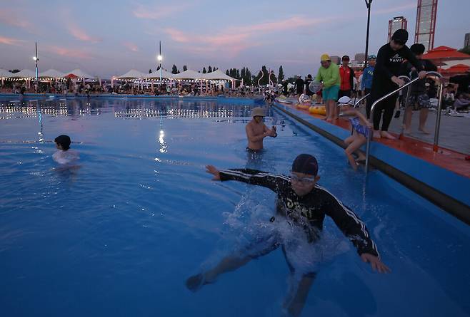 12일 밤 많은 시민들이 서울 한강공원 여의도 수영장을 찾아 밤에도 식지 않는 더위를 식히고 있다. 윤운식 선임기자 yws@hani.co.kr