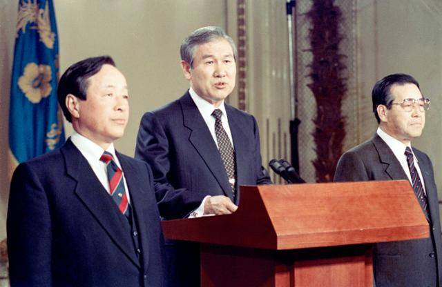 1990년 1월 22일 민정당 소속이었던 노태우(가운데) 당시 대통령이 김영삼(왼쪽) 통일민주당 총재, 김종필 신민주공화당 총재와 청와대에서 긴급 3자 회동을 연 뒤, 3당 합당을 발표하고 있다. 연합뉴스
