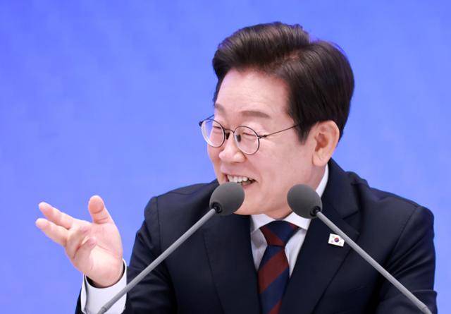 이재명 대통령이 3일 청와대 영빈관에서 '대통령의 30일, 언론이 묻고 국민에게 답하다' 기자회견을 하며 출입기자들 질문에 답변하고 있다. 뉴시스