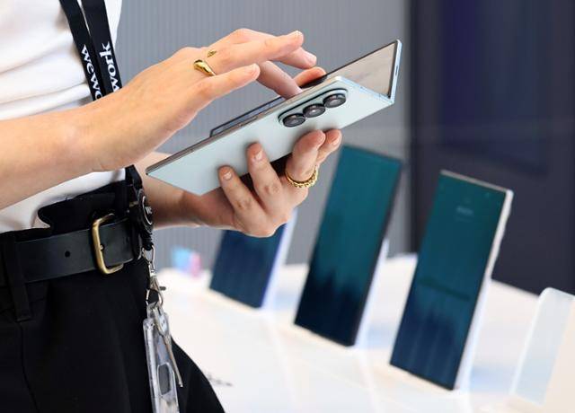 10일 서울 서초구 삼성 강남에서 이용객들이 새로운 원 UI 8이 탑재된 갤럭시 Z폴드7과 플립7 등 신제품을 살펴보고 있다. 뉴스1