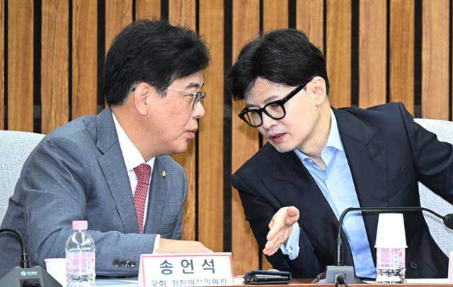 한동훈(오른쪽) 전 국민의힘 대표가 2024년 8월 당시 국회 기획재정위원장이었던 송언석 비상대책위원장 겸 원내대표와 대화하고 있다. 한국일보 자료사진