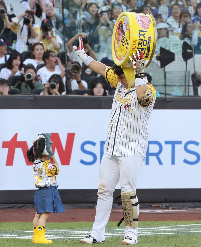 2025 신한 SOL뱅크 KBO 올스타전이 12일 오후 대전 한화생명볼파크에서 열렸다. 나눔팀 박동원이 1회 딸과 함께 타석에 등장하고 있다. 대전=정시종 기자 capa@edaily.co.kr /2025.07.12.