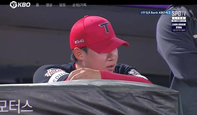 지난 4월 10일 사직 롯데전에서 6실점 한 뒤 더그아웃에서 고개 숙인 채 눈물을 흘린 윤영철. SPOTV, 티빙 캡처