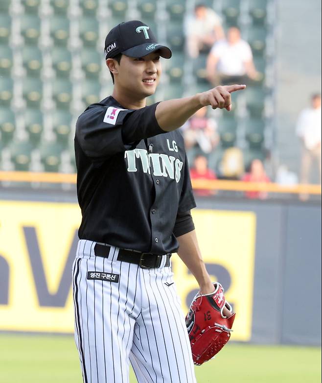 17일 오후 잠실야구장에서 열린 2025 프로야구 NC와 LG 경기. 상무(국군체육부대) 피닉스 야구단에서 복무한 이정용이 시구하고 난뒤 더그아웃을 향하고 있다. 잠실=정시종 기자 capa@edaily.co.kr /2025.06.17.