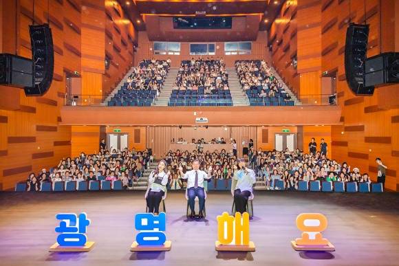 박승원 시장(가운데)이 지난 12일 광명시민회관에서 열린 '공감콘서트'에서 시민들과 기념 사진을 찍고 있다. [사진=광명시]