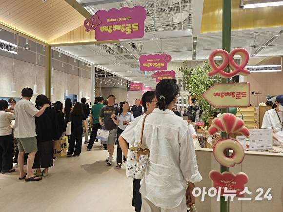 지상층(GF) 푸디 스테이션(Foodie Station)에 자리잡고 있는 빵빵로드. 12일 오후 많은 방문객들이 빵을 구매하기 위해 줄지어 있다. [사진=표윤지 기자 ]