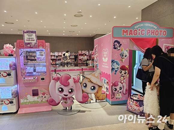 1층 이벤트플라자에 마련된 티니핑 팝업스토어. 티니핑 포토박스에서 사진을 찍기 위해 방문객들이 기다리고 있다. [사진=표윤지 기자]