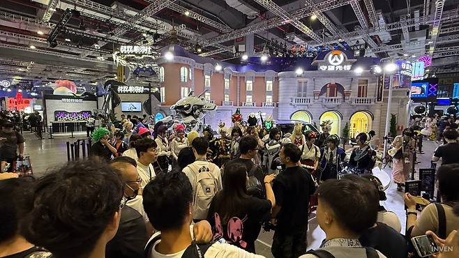 ▲ 뒤에서는 요원들이 어셈블, 앞뒤로 빈틈 없이 포위망 완성(?)