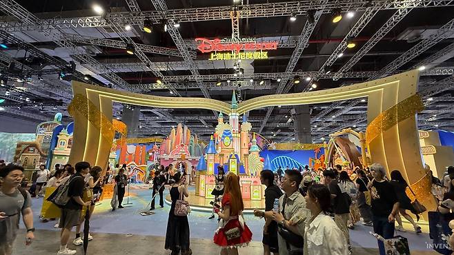 ▲ 작년과 달리 테마파크 느낌으로만 꾸민 디즈니 부스