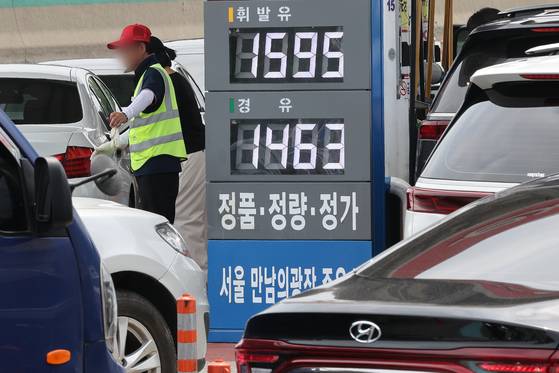 전국 주유소 휘발유와 경유 가격이 3주 연속 상승한 6일 서울 서초구 경부고속도로 만남의광장 주유소에 가격이 표시돼 있다. 뉴스1