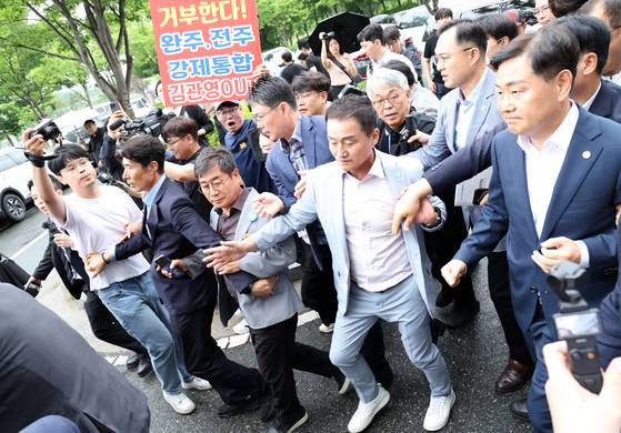 김관영(오른쪽) 전북특별자치도지사가 지난달 25일 전북 완주군 용진읍 완주군청을 방문한 가운데 전주·완주 통합 반대 측 주민 반발로 완주군민과의 대화가 파행되자 발걸음을 돌리고 있다. 뉴스1