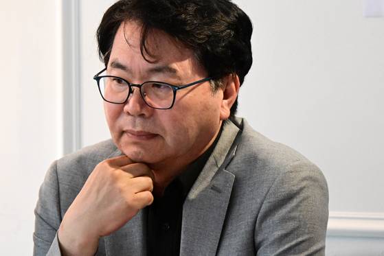 이한주 국정기획위원회 위원장이 13일 서울 종로구 정부서울청사 창성동 별관 인근 카페에서 열린 기자간담회에서 취재진의 질문을 들으며 생각에 잠겨 있다. 뉴스1
