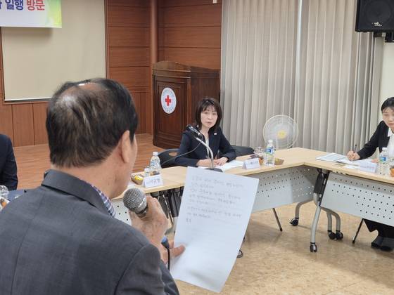 지난 12일 경남 합천군 합천읍 합천원폭피해복지회관 대강당에서 일본 히로시마현 요코타 미카 부지사(사진 가운데)가 정정웅 한국원폭피해자협회 서울지부장의 의견을 청취하고 있다. 안대훈 기자