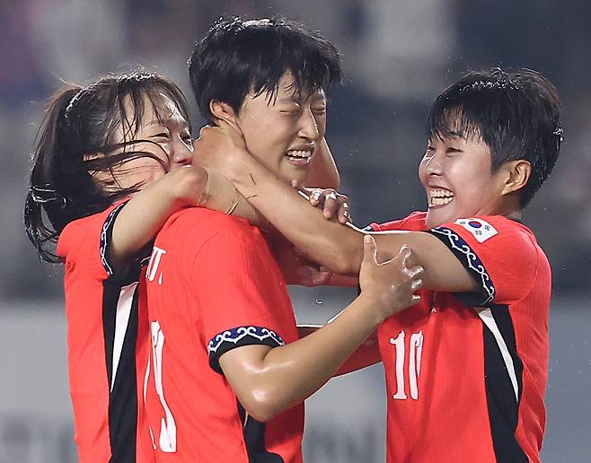 골을 넣은 정다빈을 지소연이 칭찬해주고 있다. [연합뉴스]