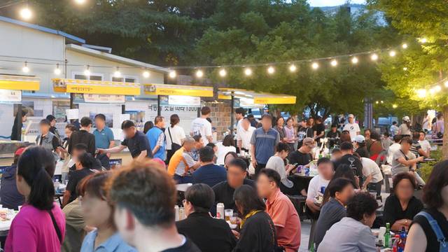 ▲ 낙동강 발원지 강원 태백 황지연못의 황부자며느리광장 일원에서 중앙로 상점가 상인회 주관으로 펼쳐지는 ‘황부자 며느리 야시장’이 지난 11일 정식 개장돼 오는 8월 30일까지 매주 금·토요일 오후 5시부터 밤 9시 30분까지 다양한 먹거리를 맛볼수 있는 부스, 개성 넘치는 상품들을 만날 수 있는 플리마켓, 현장에서의 버스킹 공연 등 다채로운 문화행사가 펼쳐져 시민·관광객들에게 특별한 여름밤의 즐거움을 선사한다.