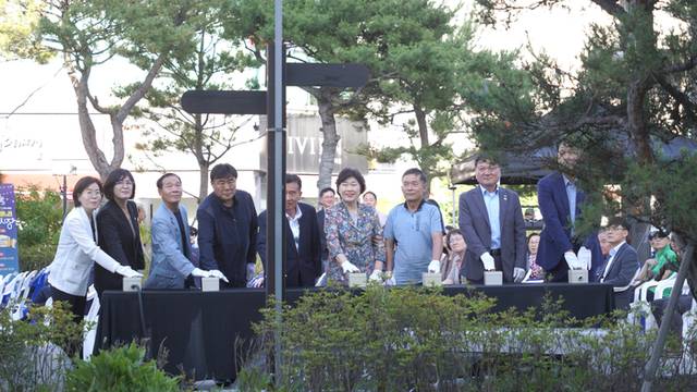 ▲ 낙동강 발원지 강원 태백 황지연못의 황부자며느리광장 일원에서 중앙로 상점가 상인회 주관으로 펼쳐지는 ‘황부자 며느리 야시장’이 지난 11일 정식 개장돼 오는 8월 30일까지 매주 금·토요일 오후 5시부터 밤 9시 30분까지 다양한 먹거리를 맛볼수 있는 부스, 개성 넘치는 상품들을 만날 수 있는 플리마켓, 현장에서의 버스킹 공연 등 다채로운 문화행사가 펼쳐져 시민·관광객들에게 특별한 여름밤의 즐거움을 선사한다.