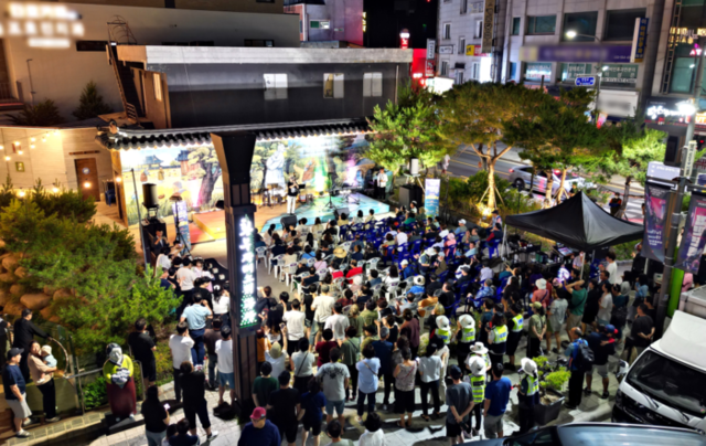 ▲ 낙동강 발원지 강원 태백 황지연못 황부자며느리광장 일원에서 중앙로 상점가 상인회 주관으로 펼쳐지는 ‘황부자 며느리 야시장’이 지난 11일 정식 개장돼 오는 8월 30일까지 매주 금·토요일 오후 5시부터 밤 9시 30분까지 다양한 먹거리를 맛볼수 있는 부스, 개성 넘치는 상품들을 만날 수 있는 플리마켓, 현장에서의 버스킹 공연 등 다채로운 문화행사가 펼쳐져 시민·관광객들에게 특별한 여름밤의 즐거움을 선사한다.