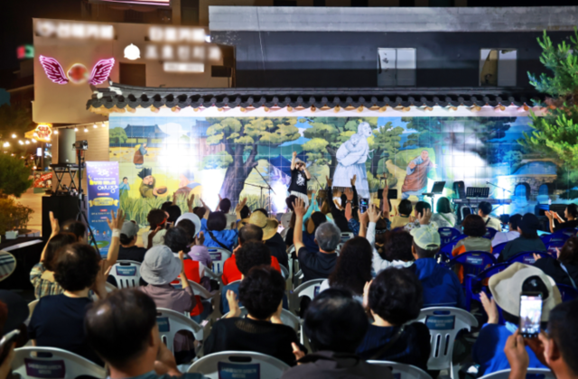 ▲ 낙동강 발원지 강원 태백 황지연못 황부자며느리광장 일원에서 중앙로 상점가 상인회 주관으로 펼쳐지는 ‘황부자 며느리 야시장’이 지난 11일 정식 개장돼 오는 8월 30일까지 매주 금·토요일 오후 5시부터 밤 9시 30분까지 다양한 먹거리를 맛볼수 있는 부스, 개성 넘치는 상품들을 만날 수 있는 플리마켓, 현장에서의 버스킹 공연 등 다채로운 문화행사가 펼쳐져 시민·관광객들에게 특별한 여름밤의 즐거움을 선사한다.