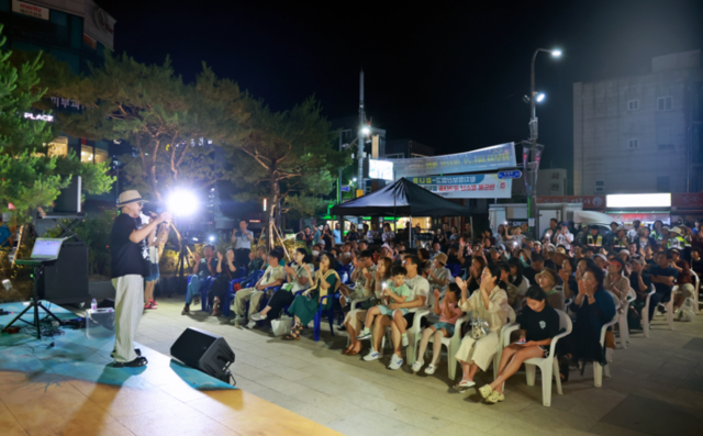 ▲ 낙동강 발원지 강원 태백 황지연못 황부자며느리광장 일원에서 중앙로 상점가 상인회 주관으로 펼쳐지는 ‘황부자 며느리 야시장’이 지난 11일 정식 개장돼 오는 8월 30일까지 매주 금·토요일 오후 5시부터 밤 9시 30분까지 다양한 먹거리를 맛볼수 있는 부스, 개성 넘치는 상품들을 만날 수 있는 플리마켓, 현장에서의 버스킹 공연 등 다채로운 문화행사가 펼쳐져 시민·관광객들에게 특별한 여름밤의 즐거움을 선사한다.