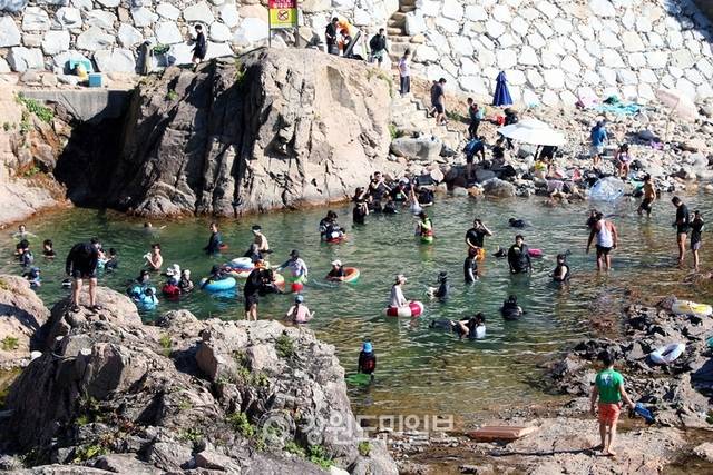 ▲ 연일 폭염이 이어지고 있는 가운데 지난 12일 인제군 북면 용대리 백담계곡 일원에서 무더위를 피해 방문한 관광객들이 시원한 피서를 즐기고 있다.