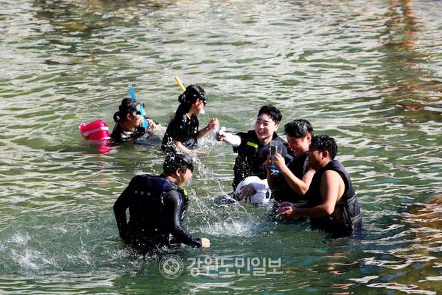 ▲ 연일 폭염이 이어지고 있는 가운데 지난 12일 인제군 북면 용대리 백담계곡 일원에서 무더위를 피해 방문한 관광객들이 시원한 피서를 즐기고 있다.