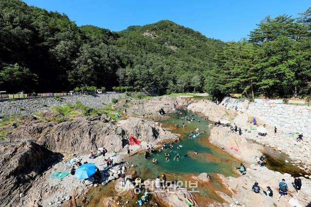 ▲ 연일 폭염이 이어지고 있는 가운데 지난 12일 인제군 북면 용대리 백담계곡 일원에서 무더위를 피해 방문한 관광객들이 시원한 피서를 즐기고 있다.